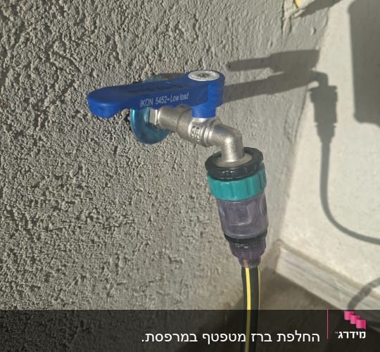 ברז מים עם צינור מחובר לקיר
